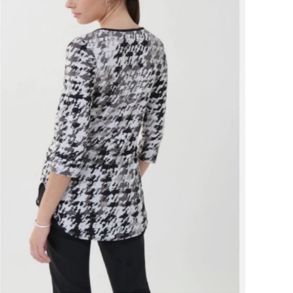 Two Twenty Five Sweaters dress Black & White
Graphic Sweater Size XL